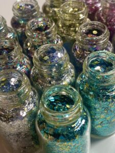 Bottigliette aperte di diversi colori di Glitter Eco-Lovers